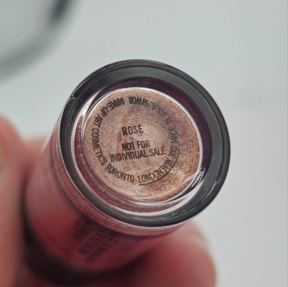 MAC Cosmetics Rose Pigment - Picture 4 of 4